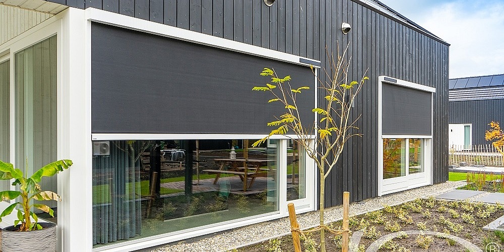 01 solar screen met zonnepaneel V550 Solar screens op zonne energie draadloos op maat gemaakt