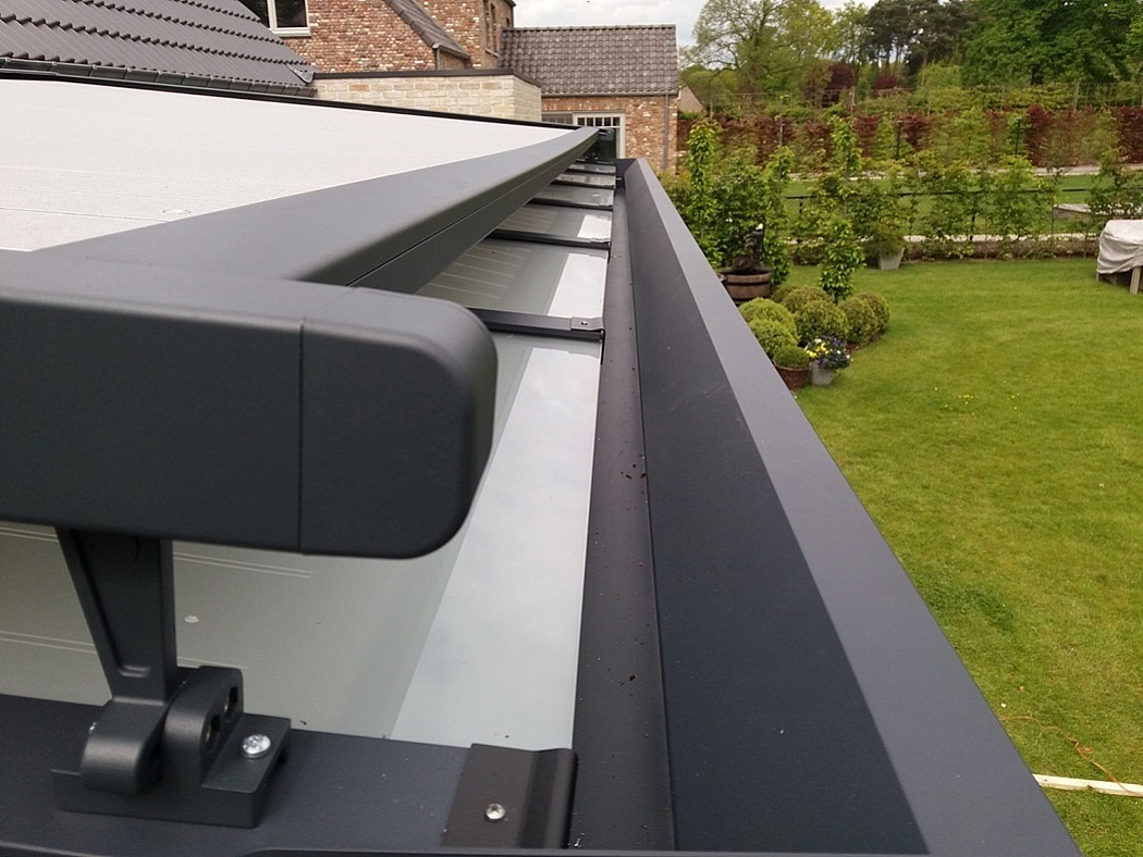 V610 Oslo verandazonwering lichtgrijs op V910 Garda glas Verano Vadisol zonwering veranda buitenzonwering