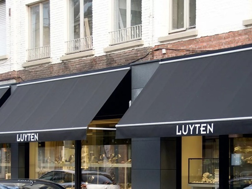 Uitvalscherm Luyten Turnhout vaste armen zonneschermen ideaal voor boetiek