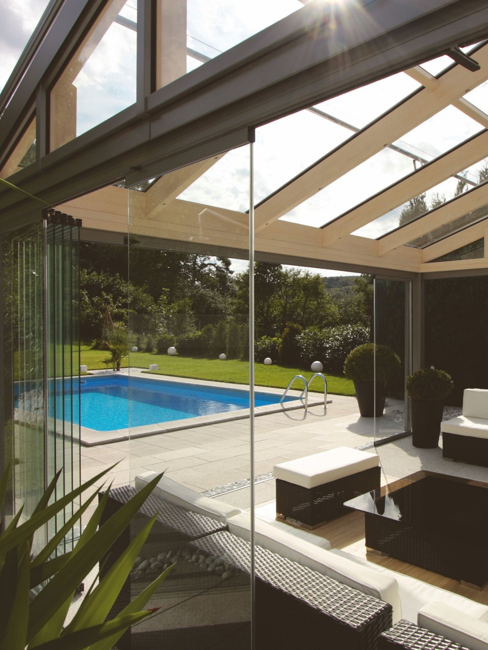 Glaswanden gemonteerd buitenleven - glazen schuifwanden