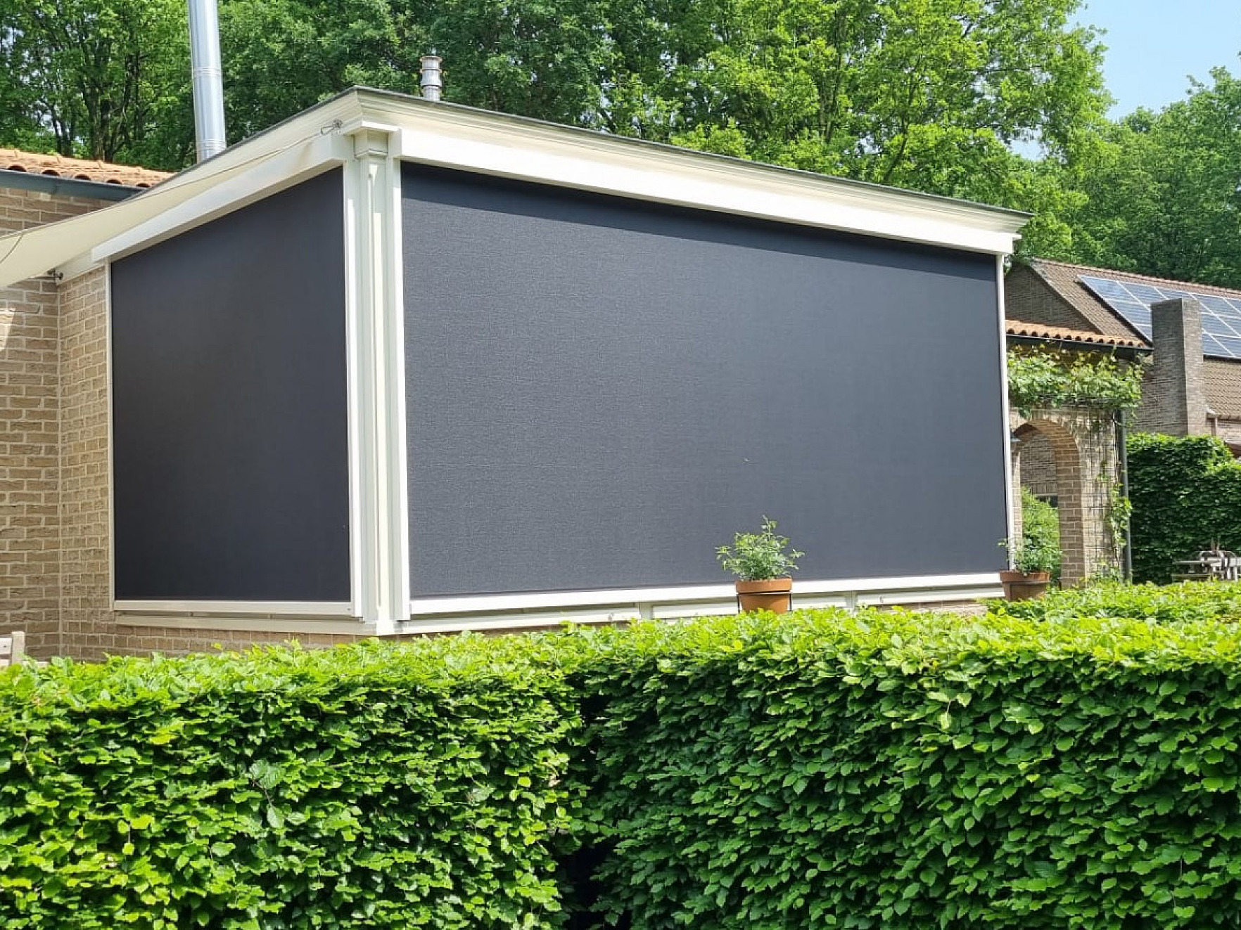 V550 screens ral 9001