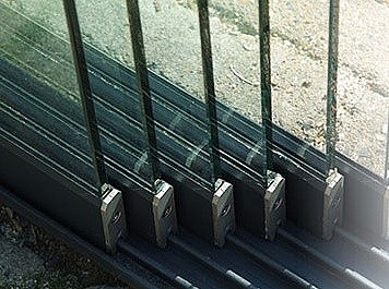 Glaswand - glaswanden met onderrail - glazen schuifwanden