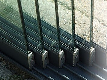 Glaswand - glaswanden met onderrail - glazen schuifwanden
