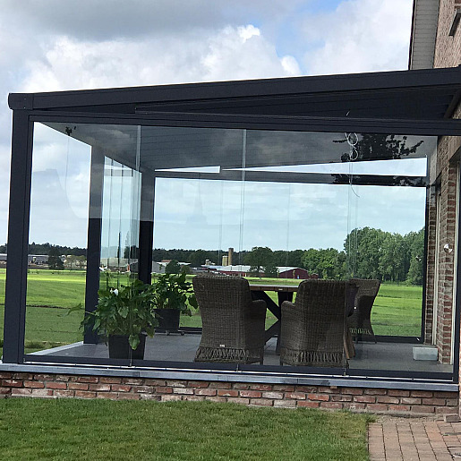 Terrasoverkapping met glaswanden te Zondereigen