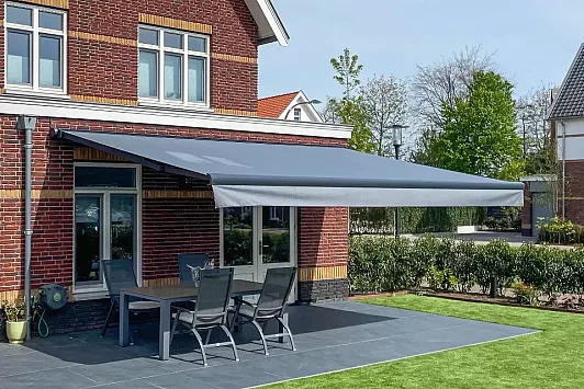 Zonwering onderhouden: zo houd je screens, rolluiken en zonneschermen mooi