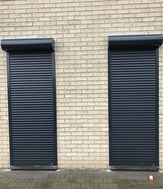 Zonwering voor nieuwbouw: wanneer plan je screens, rolluiken en andere buitenzonwering?