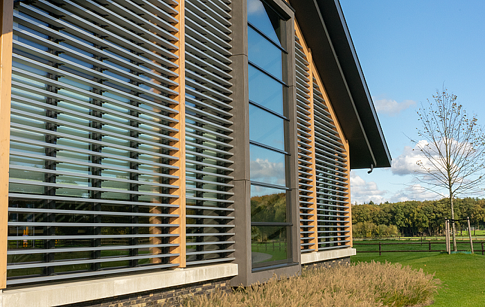 kantoorgebouwen - Structurele zonwering - aan ramen bevestigd - kantelbare lamellen - esthetische meerwaarde - extra cachet - gevel - buitenzonwering - grote raampartijen - mooie vormgeving