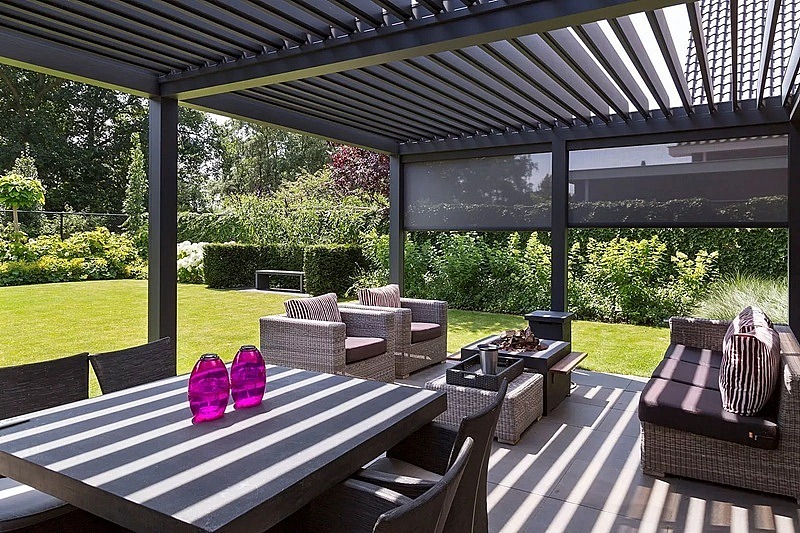 Lamellendak aluminium lamellen overkapping - stevige constructie - knap staaltje techniek - terrasoverkapping met lamellen - kantelbare lamellen - luxueuze loungehoek