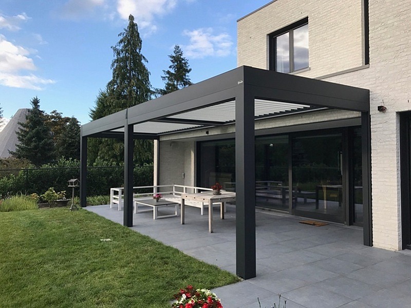 Lamellendak Beerse kantelbare lamellen sfeer terrasoverkapping tegen gevel