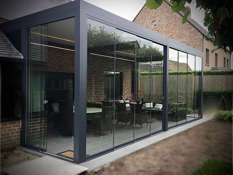 terrasoverkapping lamellendak Levanto met glaswand Talamanca in Turnhout